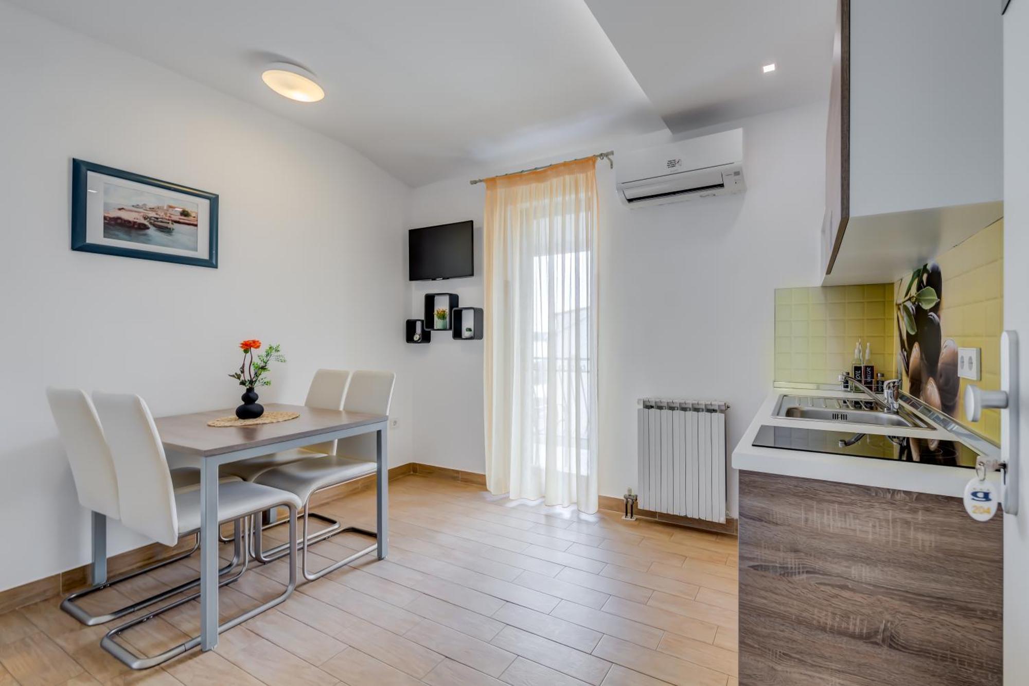 Apartments G トロギール 部屋 写真