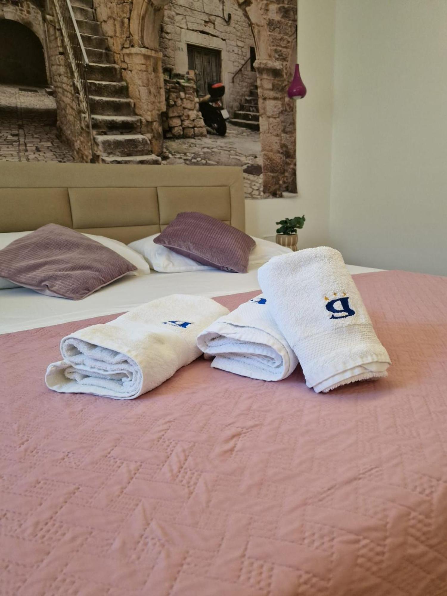Apartments G トロギール 部屋 写真